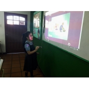 Repaso para evaluación con la pizarra con alumnos de 3er º